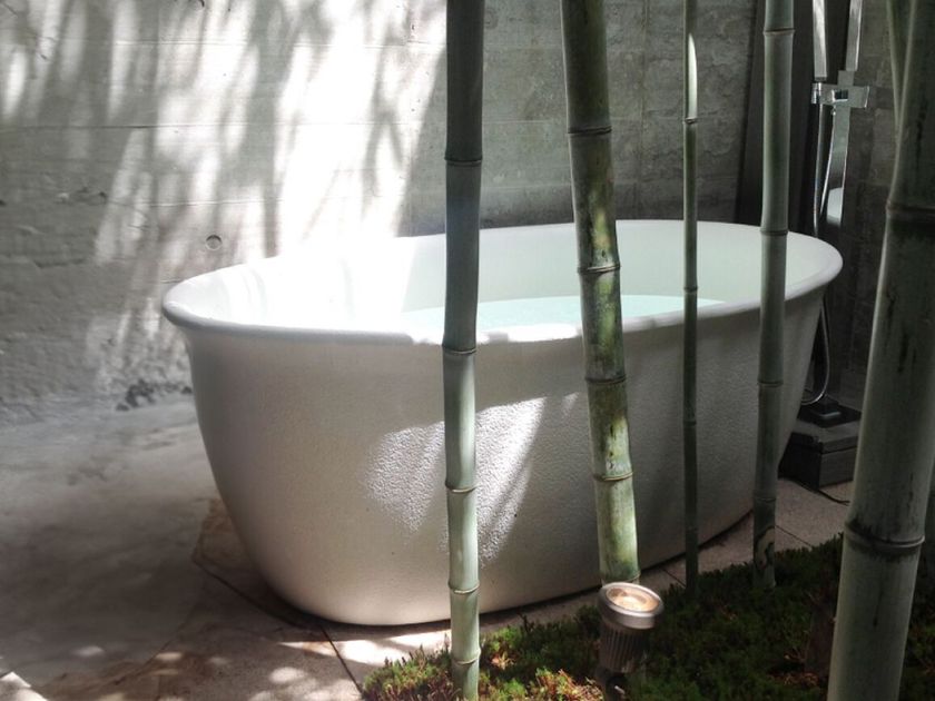 HEALING
SHIGARAKI
Oval freestanding ceramic bathtub