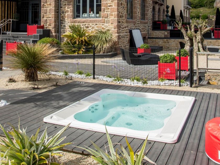 Jacuzzi®
VIRGINIA PRO
Built-in hydromassage square minipool