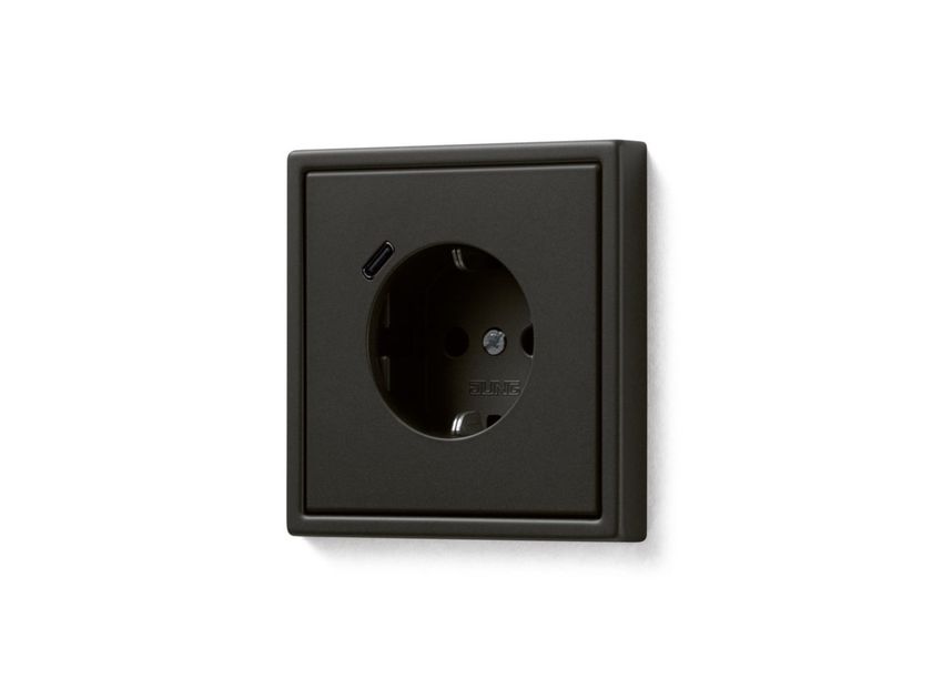 JUNG
LS 990 USB C
Double schuko aluminium electrical socket with USB