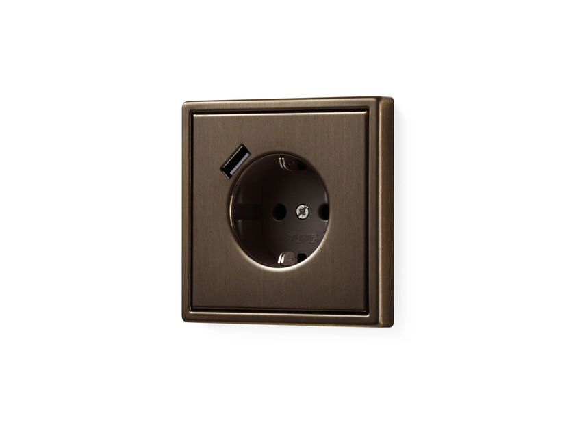 JUNG
LS 990 USB C
Double schuko brass electrical socket with USB