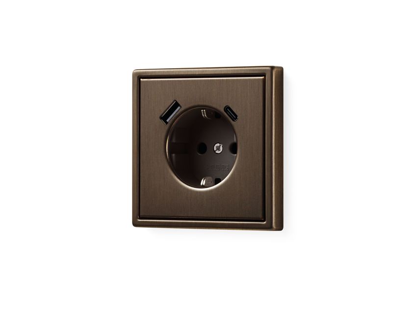 JUNG
LS 990 USB C
Schuko brass electrical socket with USB