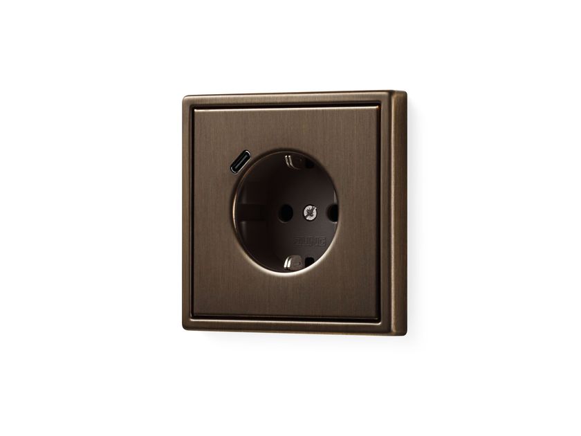 JUNG
LS 990 USB C
Schuko double brass electrical socket with USB