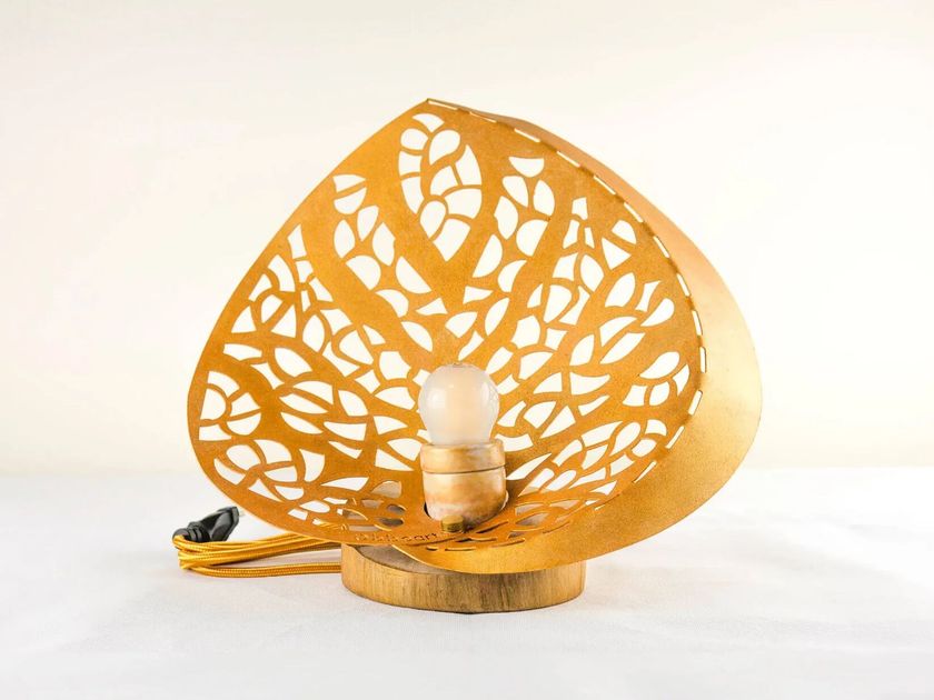 Kaimok
BEGOÑA
Wooden and metal table lamp