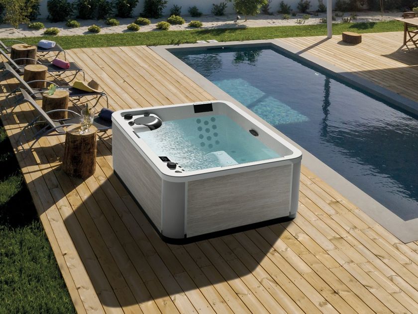 Kinedo
A300
3-seats outdoor minipool with chromotherapy