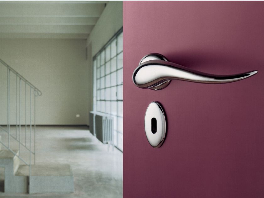 KLEIS
APRITI
Die cast aluminium door handle
