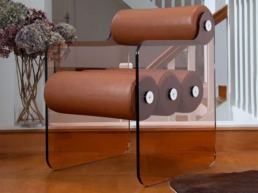 KUUMO
MW04 CHAIR IN BRONZE PMMA
Vegan leather chair with armrests