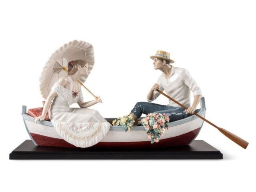 Lladró
ROMANCE ON THE LAKE
Porcelain decorative object