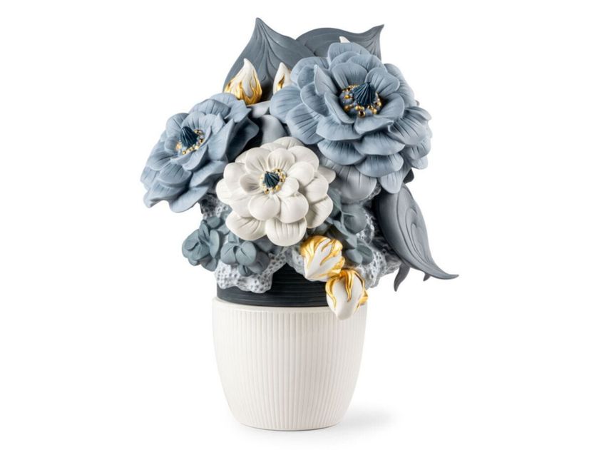 Lladró
VASE WITH FLOWERS
Porcelain decorative object