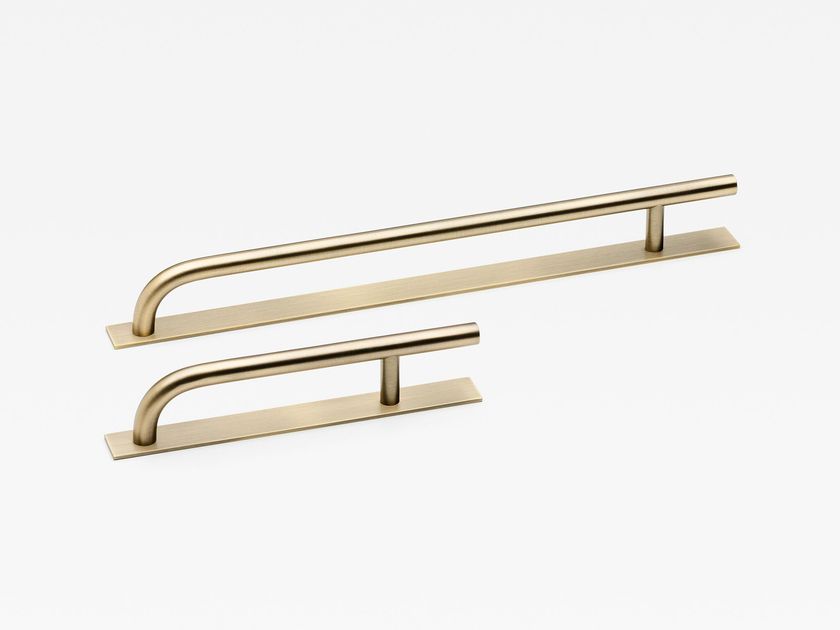 Lo & Co Interiors
BRERA
Brass furniture handle on black plate