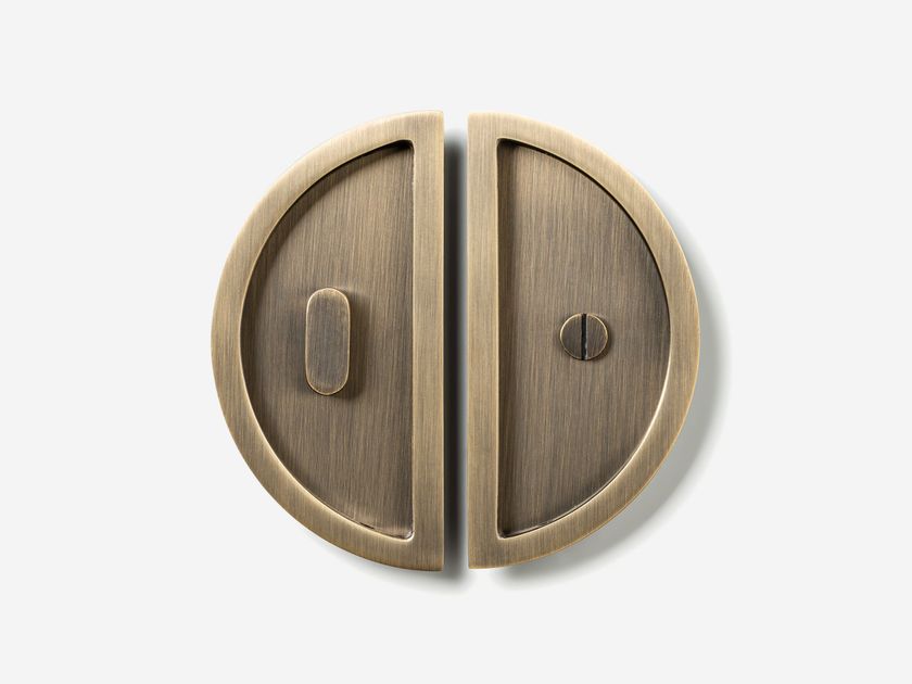 Lo & Co Interiors
LUNA FLUSH WITH PRIVACY
Recessed brass door handle