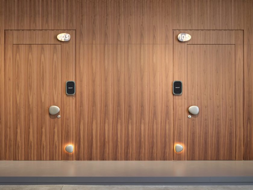 Lualdi
WELCOME
Door flush with the wall in wood with home automation system