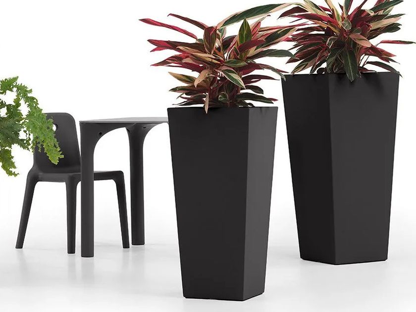 Lyxo Design
GAIA
High square polyethylene garden vase