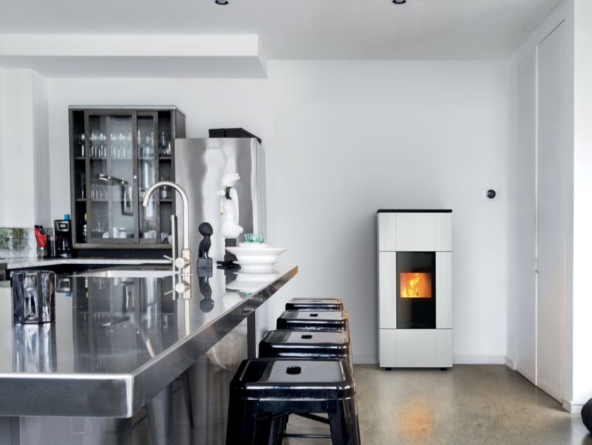MCZ
JAZZ
Pellet stove with ceramic front and self-cleaning brazier
