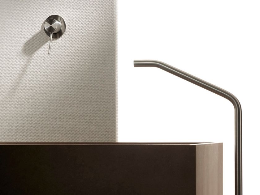 MINA
CORSIVO 11221T-11100
Floor standing stainless steel bathtub spout with aerator