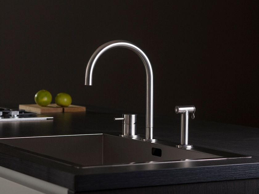 MINA
THREE
Stainless steel kitchen mixer tap with spray
