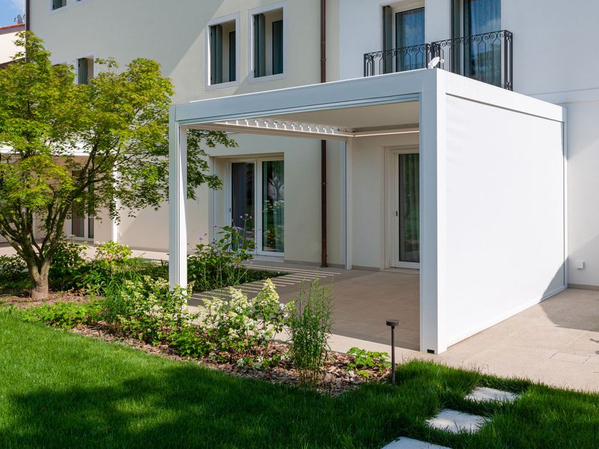 Mioni
OPEN+
Wall-mounted bioclimatic aluminium pergola
