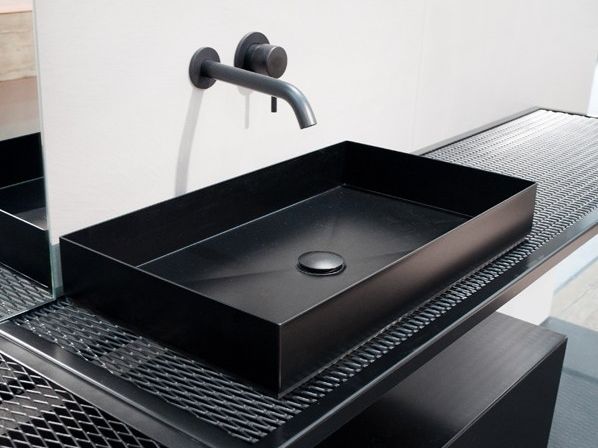 Moab
INDUSTRIAL LINE
Single rectangular metal washbasin