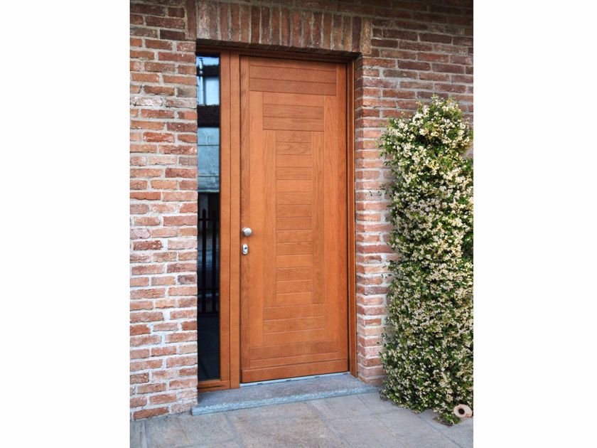 NAVELLO
Entrance doors
Custom solid wood entry door
