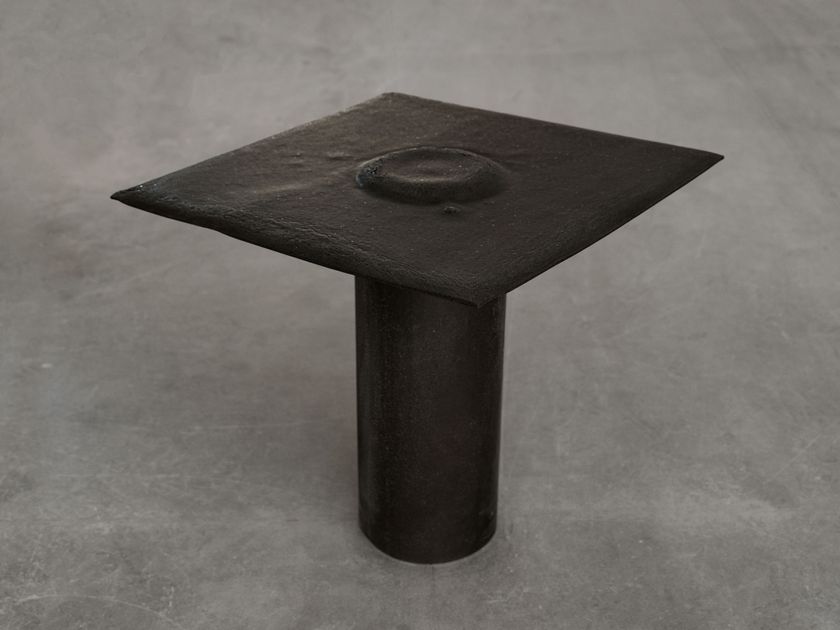 Nerosicilia
1669
Square lava stone table