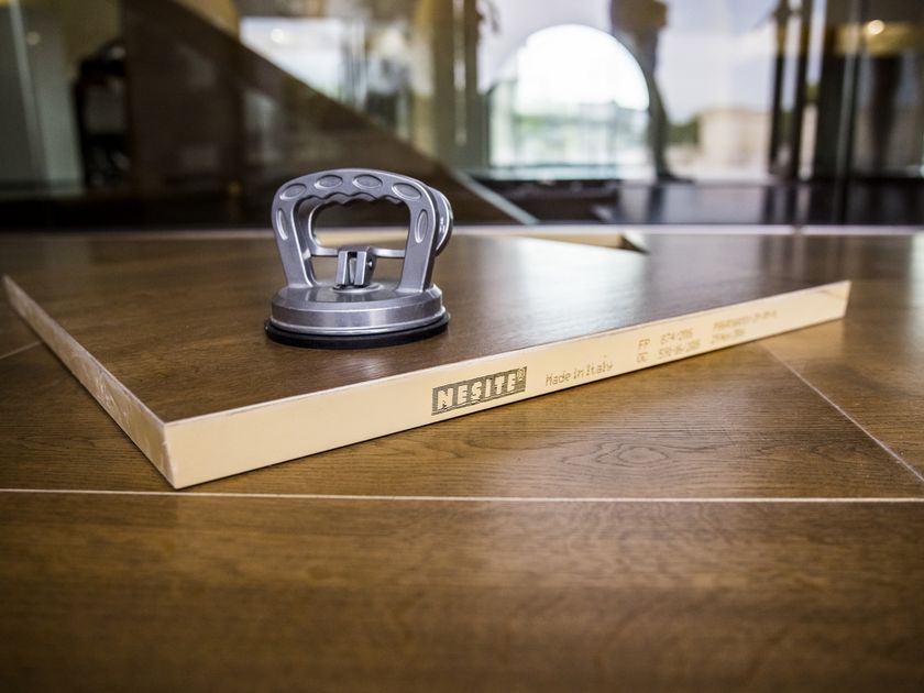 NESITE
PARQUET
Panel with natural wood