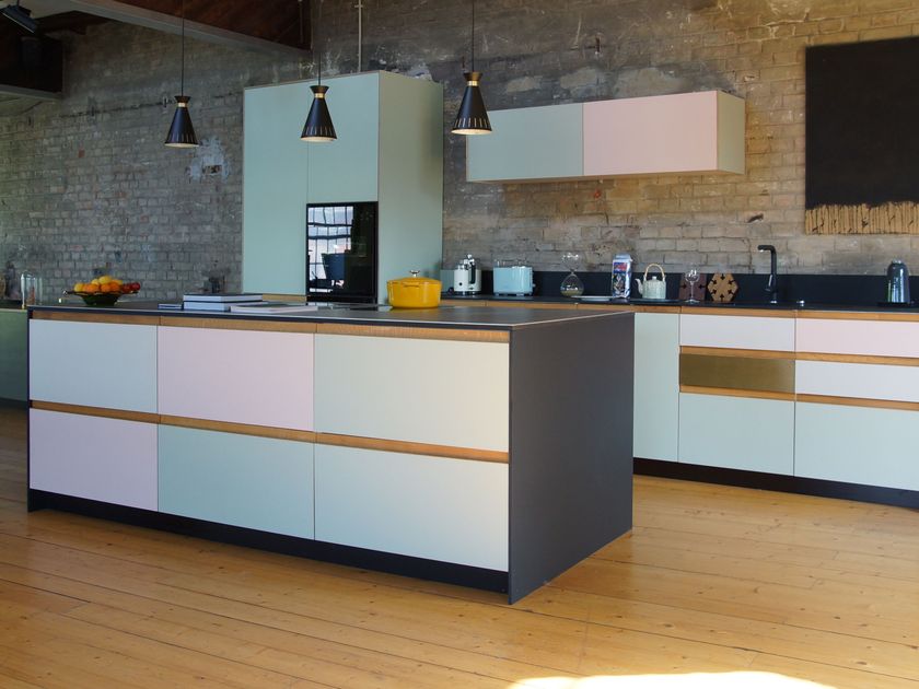 Neuvermoebelt
SMART LINE KITCHEN SYSTEMS KS18
Linoleum and stainless steel fitted kitchen with island
