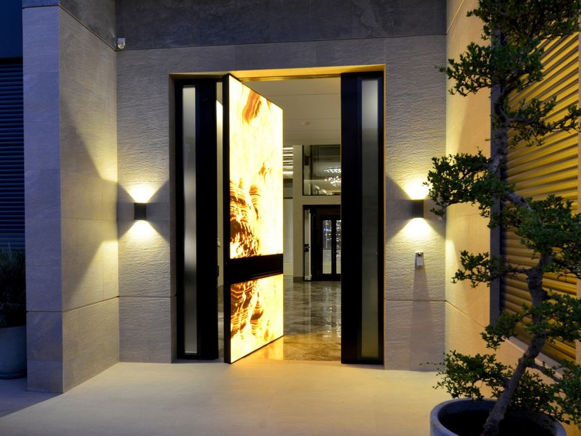 Oikos
SYNUA
Pivot Backlit Onyx safery door