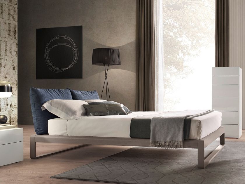 OLIVIERI
MARTIN
Wooden double bed with upholstered headboard