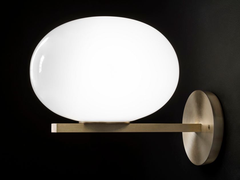 Oluce
ALBA - 176
Brass and glass wall lamp