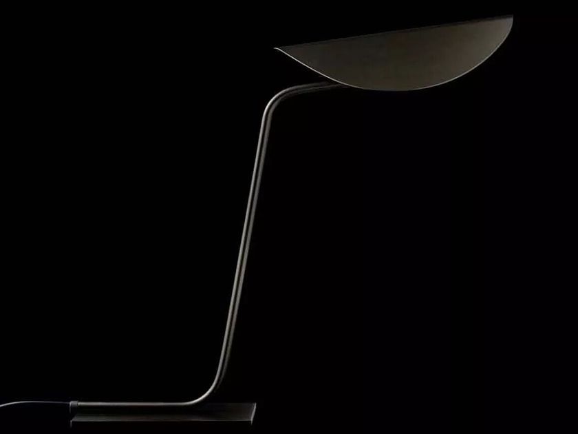 Oluce
PLUME - 221
LED metal table lamp