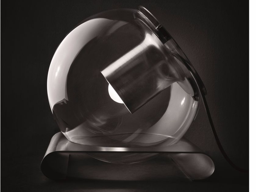 Oluce
THE GLOBE - 228
Blown glass table lamp