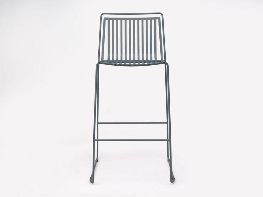 ONDARRETA
ALO
Sled base steel garden stool with footrest