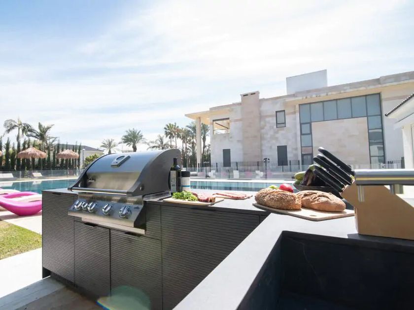 Outopia
POOL KITCHEN HERTZELIA
Aluminium outdoor kitchen with Grill