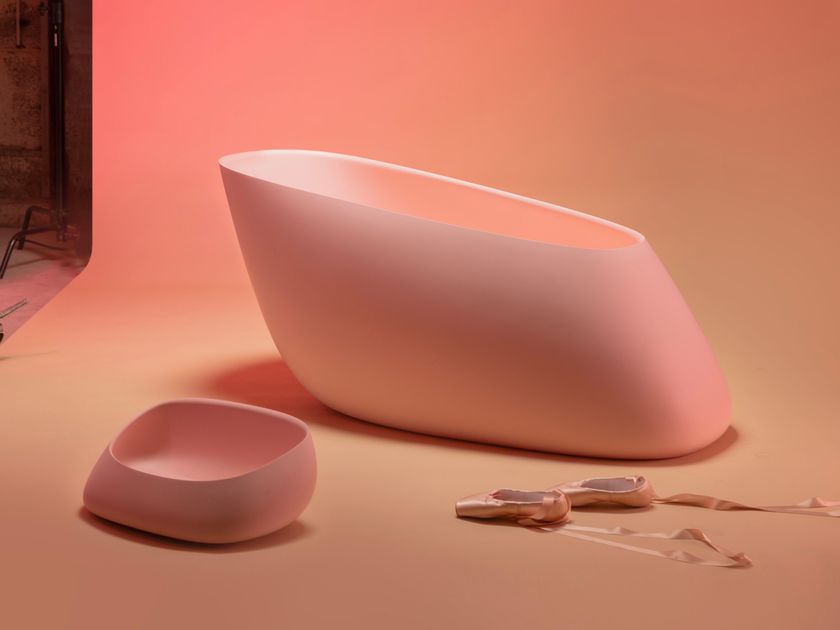 PAA
POINTE
Freestanding oval Silkstone® bathtub