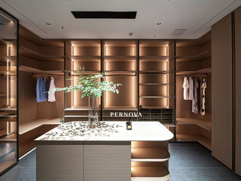 PERNOVA
Walk-in Closet
Custom walk-in wardrobe with integrated lighting