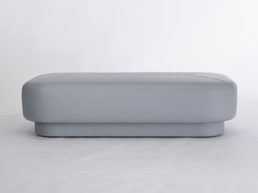 Phase Design
CAPPER
Upholstered fabric bench