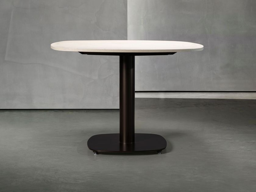 Piet Boon
KEKKE OUTDOOR
Cement garden table