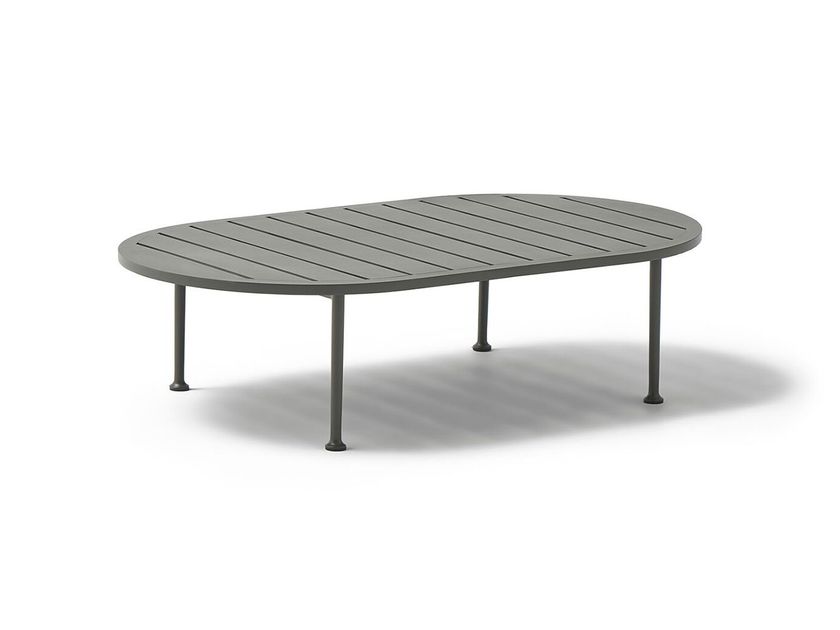 POINT
CURIO
Oval powder coated aluminium garden side table
