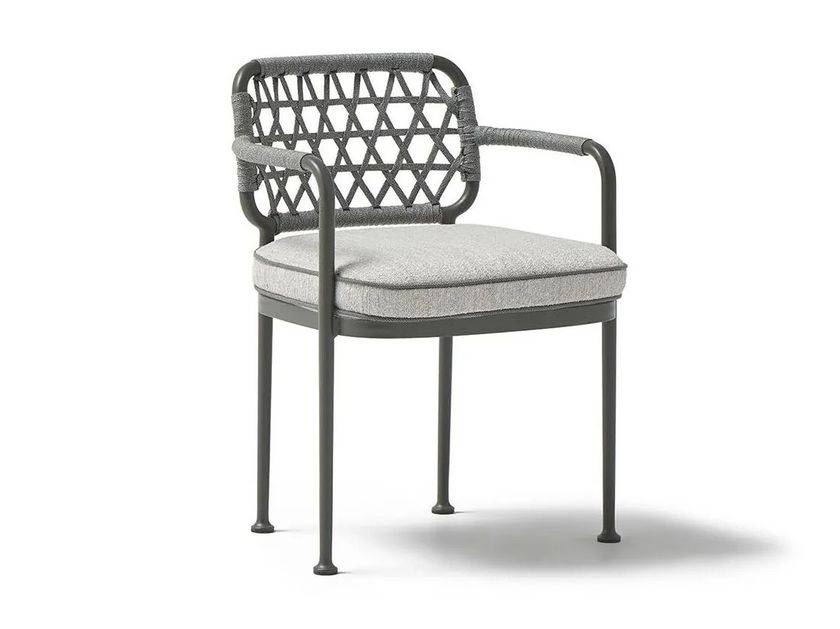 POINT
CURIO
Powder coated aluminium garden chair with armrests