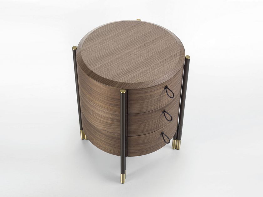Porada
BAYUS TONDO 3
Round walnut bedside table with drawers