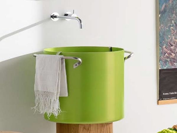 Rapsel
CHEF
Wall-mounted round aluminium washbasin