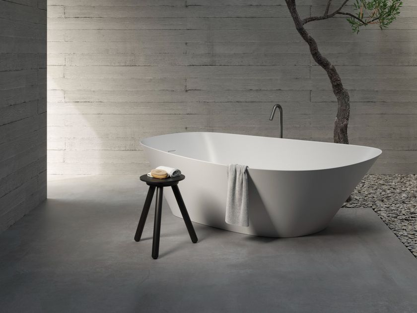 Rexa
FONTE
Asymmetric freestanding Korakril™ bathtub