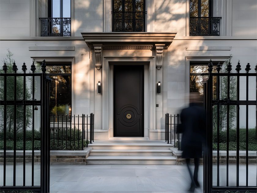 Roka
INVICTUS
Aluminium pivot door in classic style