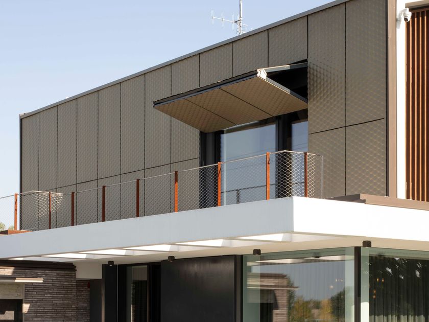 ROSSENI
LIFTING FOLDING SHUTTER
Motorized aluminium solar shading