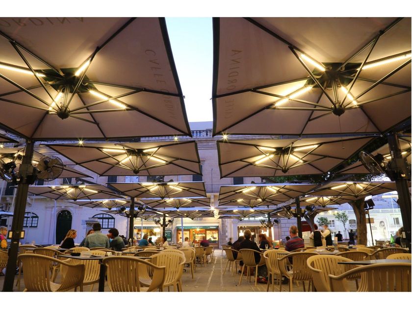 Scolaro Parasol
ALU POKER
Square multiple Garden umbrella with built-in lights