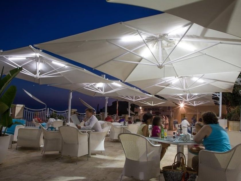 Scolaro Parasol
GALILEO MAXI
Square retractable Garden umbrella with built-in lights