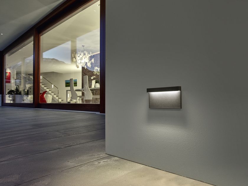 SIMES
5CENTO
Wall-mounted outdoor die cast aluminium steplight
