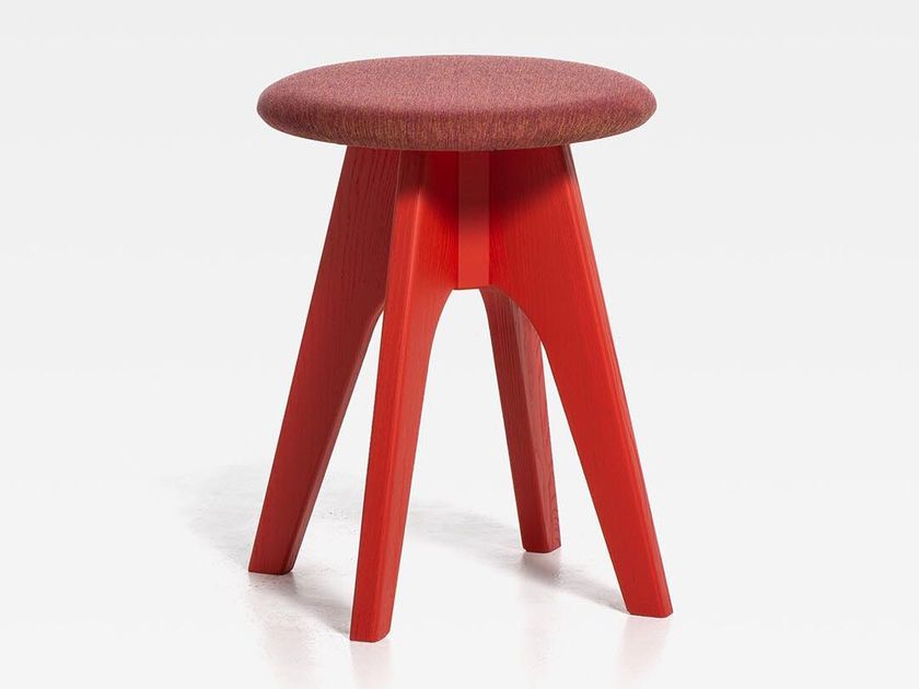 SIPA
TOMMY 45
Low wooden stool with padded seat