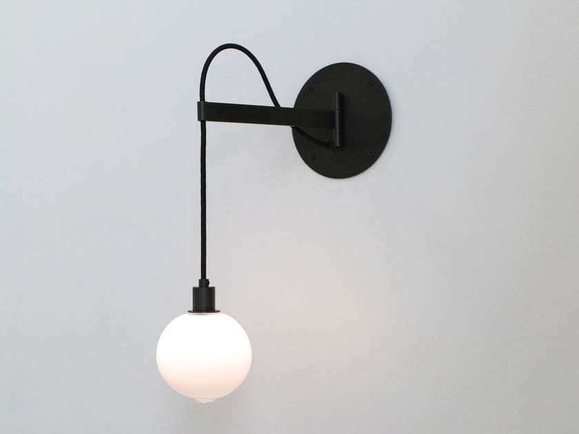 SkLO
DRAPE ARM 1
Adjustable blown glass wall lamp
