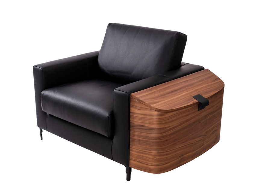 Softicated
SADDLEBAGS
Leather armchair with integrated magazine rack
