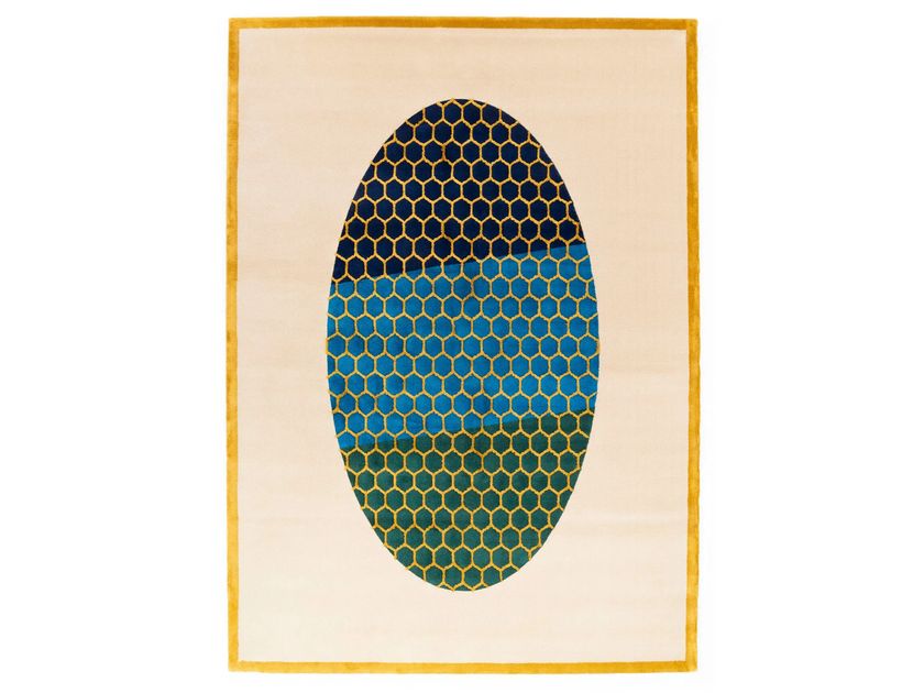 Softicated
WEIGHTLESSNESS
Rectangular tufted rug with wool and botanical silk